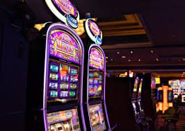 suneo slot Sic Bo table with three dice and numbered betting grid